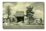 配置薬の昭和レトロ堂：福井町上町の薬師堂。青木伝次さんの碑は右端にある。